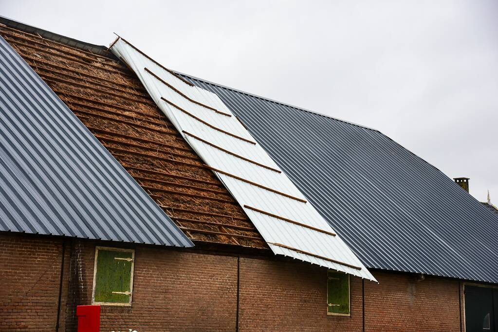 Dak waait weg van boerenstal