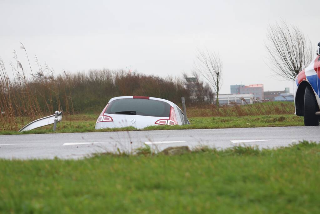 Automobilist rijdt met auto de sloot in