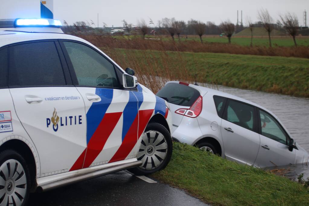 Automobilist rijdt met auto de sloot in
