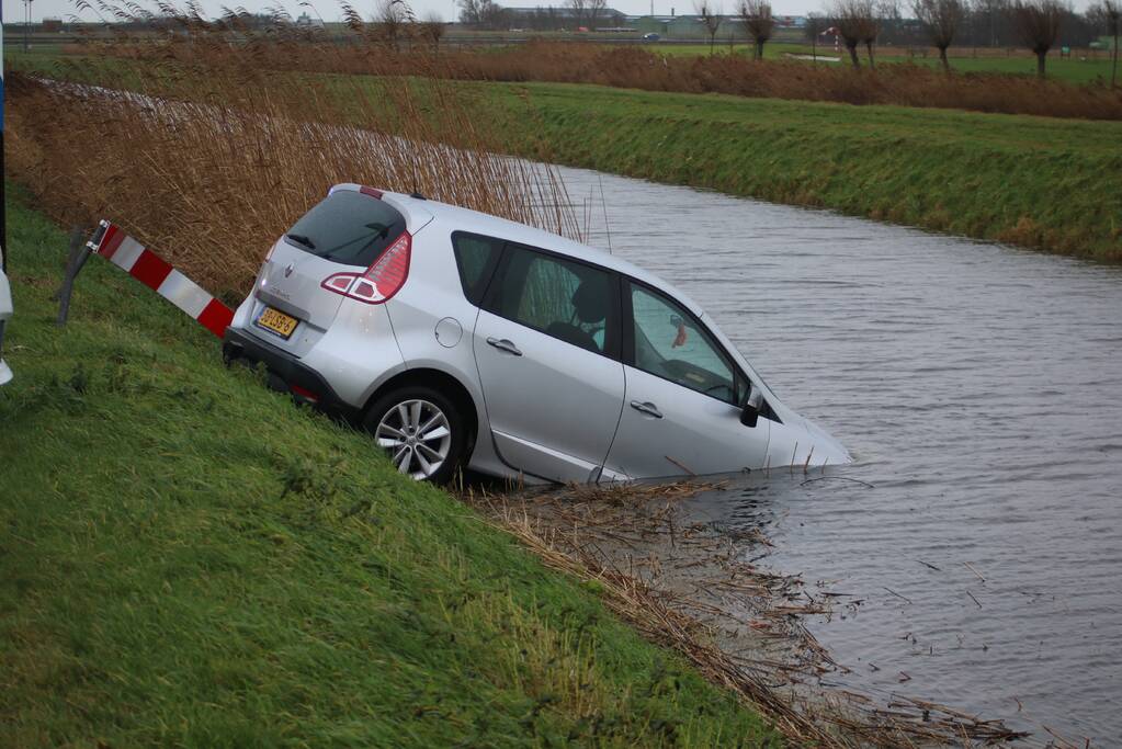 Automobilist rijdt met auto de sloot in