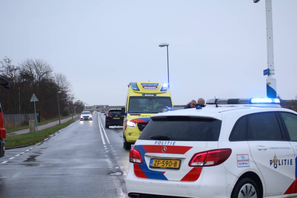 Automobilist rijdt met auto de sloot in