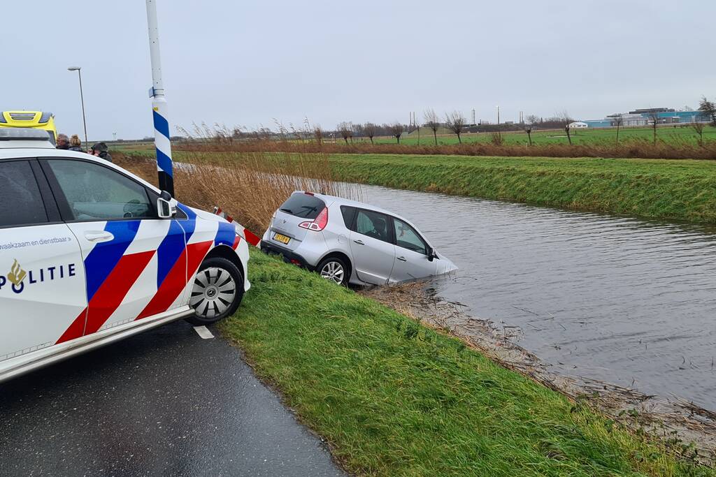 Automobilist rijdt met auto de sloot in