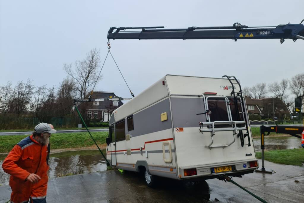 Camper op het randje van de afgrond