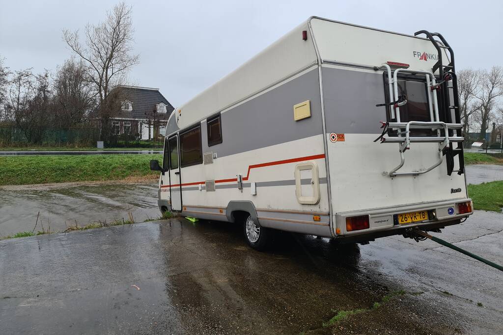 Camper op het randje van de afgrond