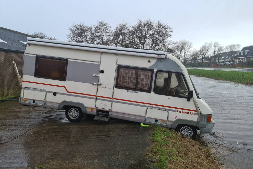 Camper op het randje van de afgrond