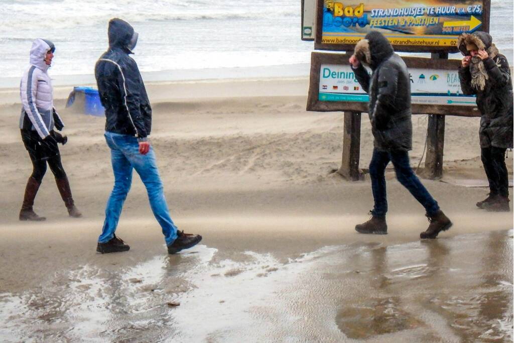 Uitwaaien op het strand bij windkracht negen