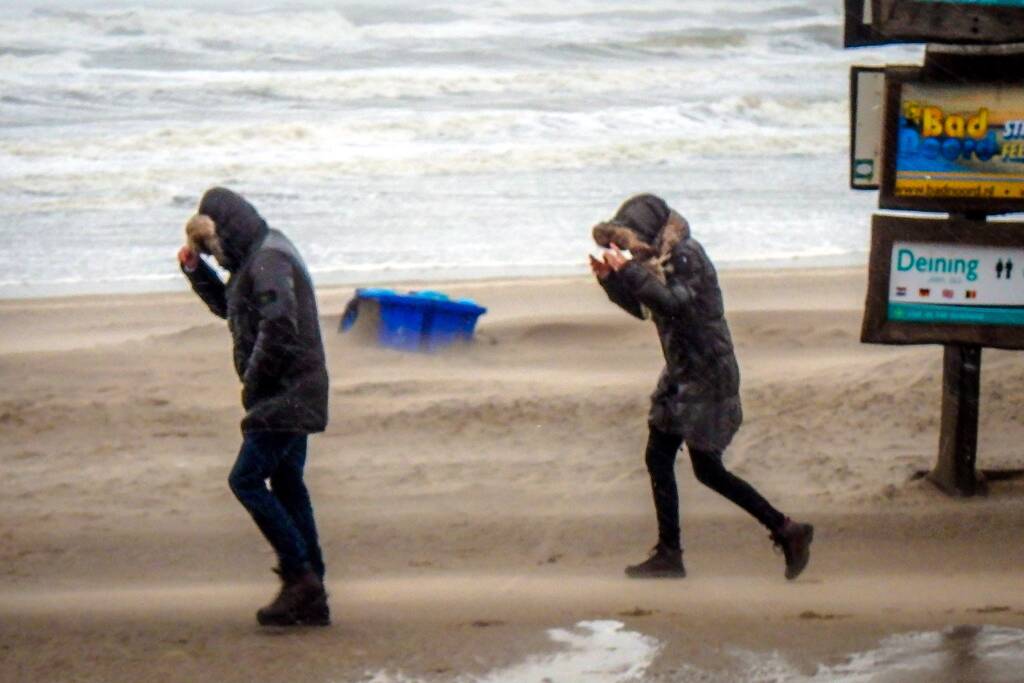 Uitwaaien op het strand bij windkracht negen