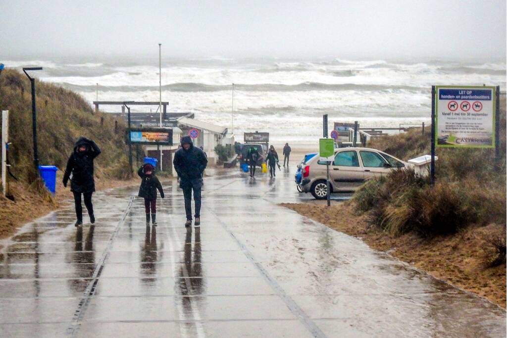 Uitwaaien op het strand bij windkracht negen
