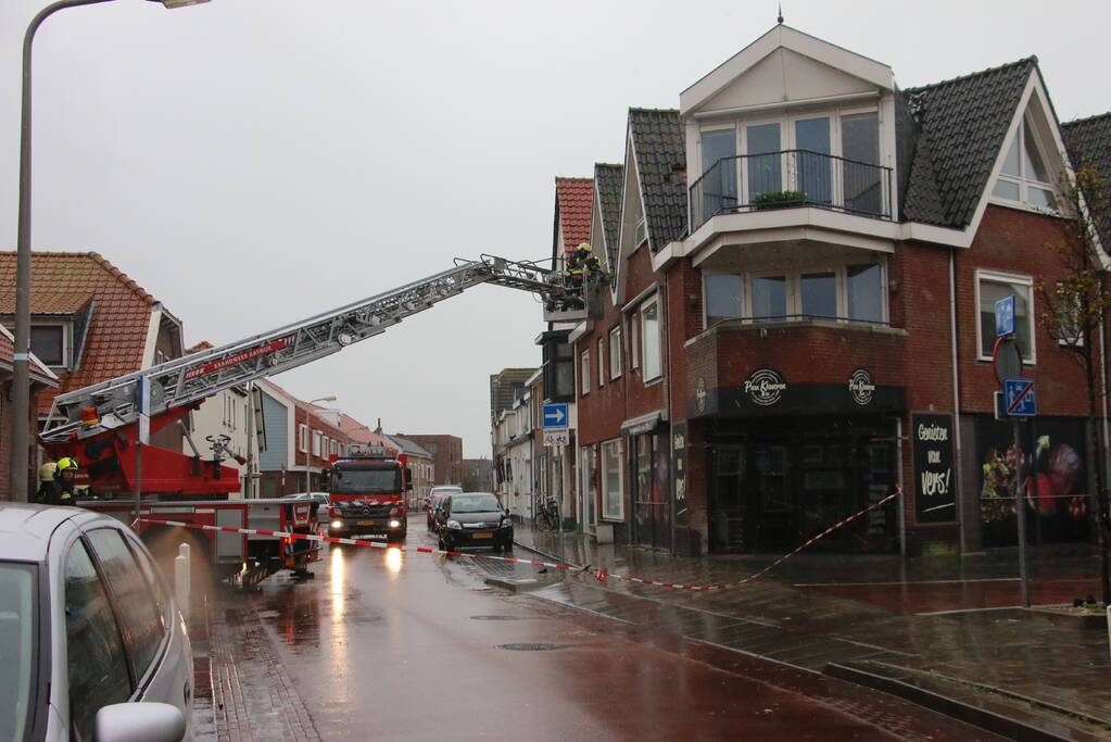 Dakpannen waaien van het dak
