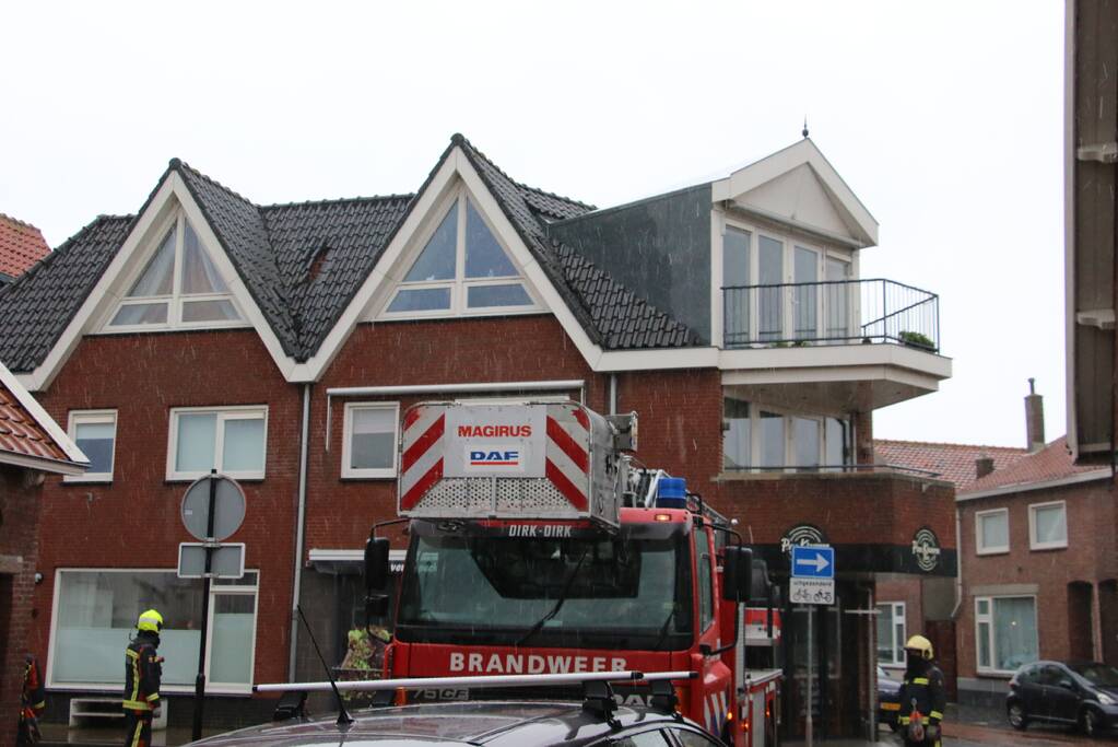 Dakpannen waaien van het dak