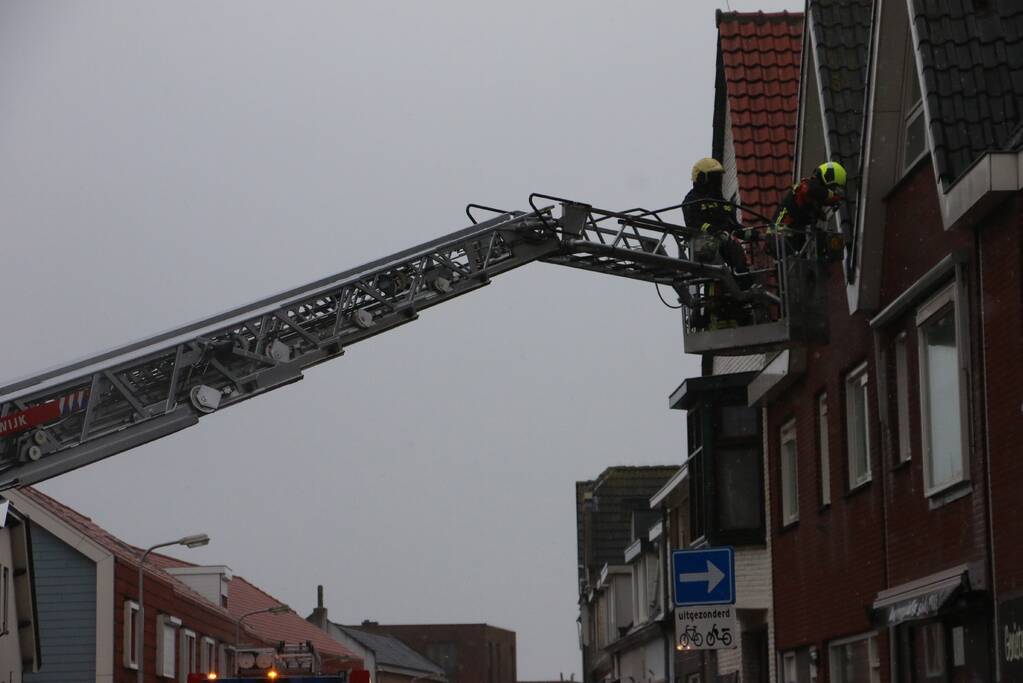 Dakpannen waaien van het dak