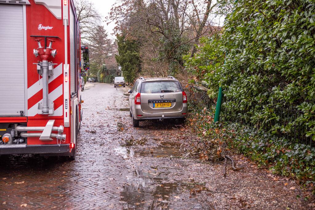 Enorme tak valt op dak van auto