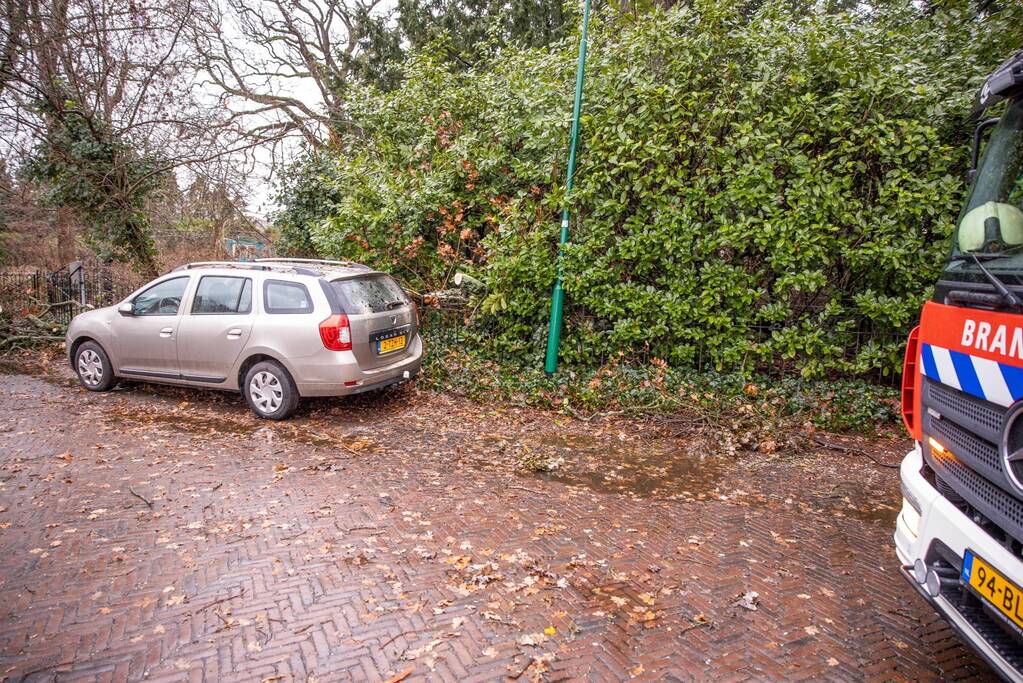 Enorme tak valt op dak van auto