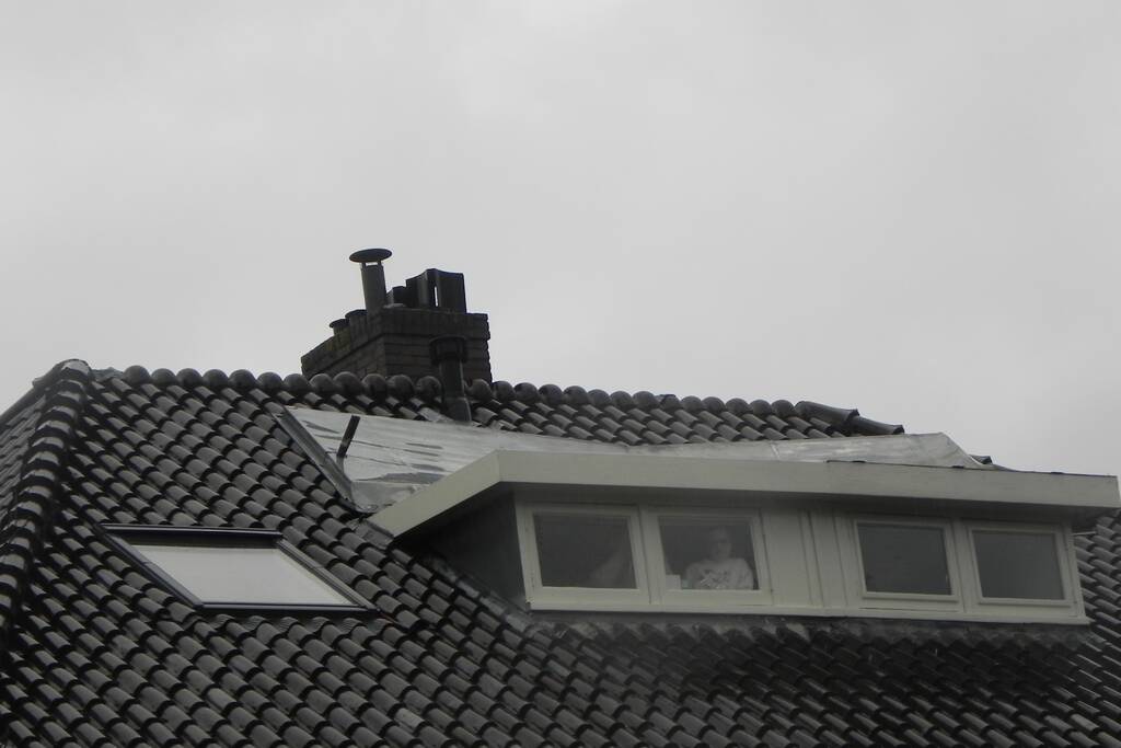 Dakkapel losgeschoten door de wind