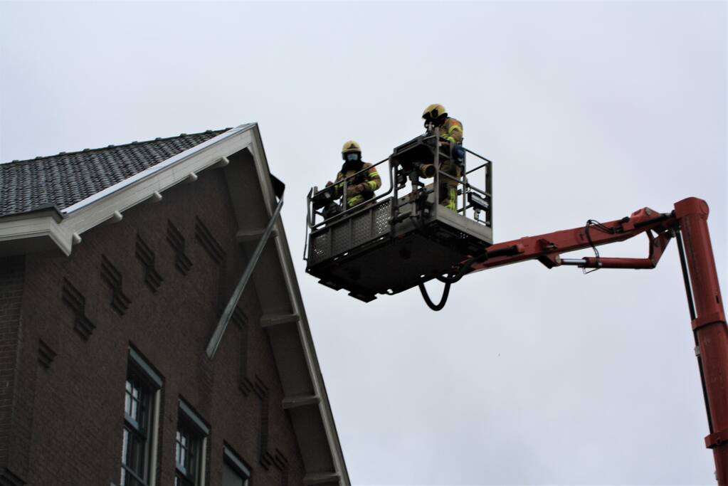 Plaat van dak laat los door de wind