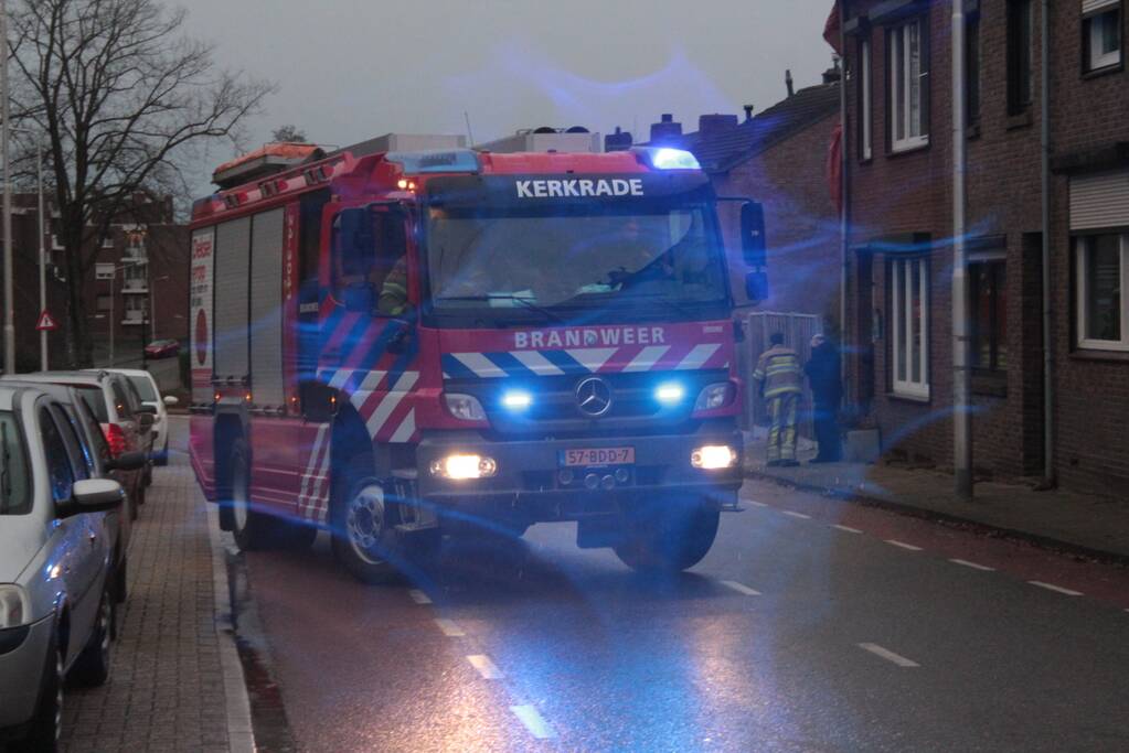 Deel muur in aanbouw op instorten door wind