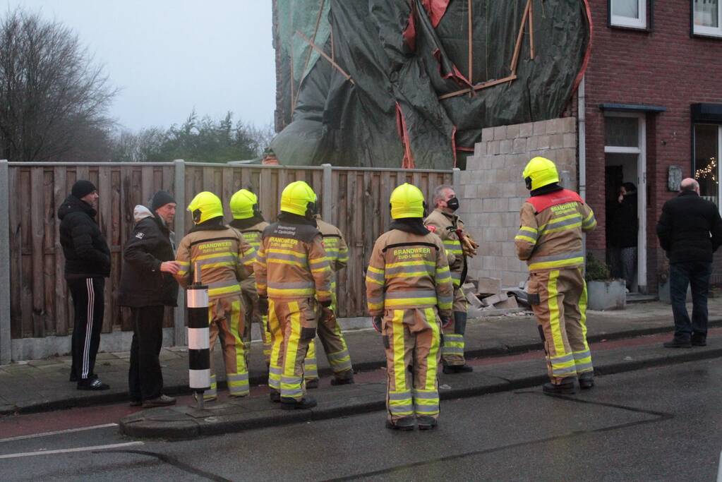Deel muur in aanbouw op instorten door wind