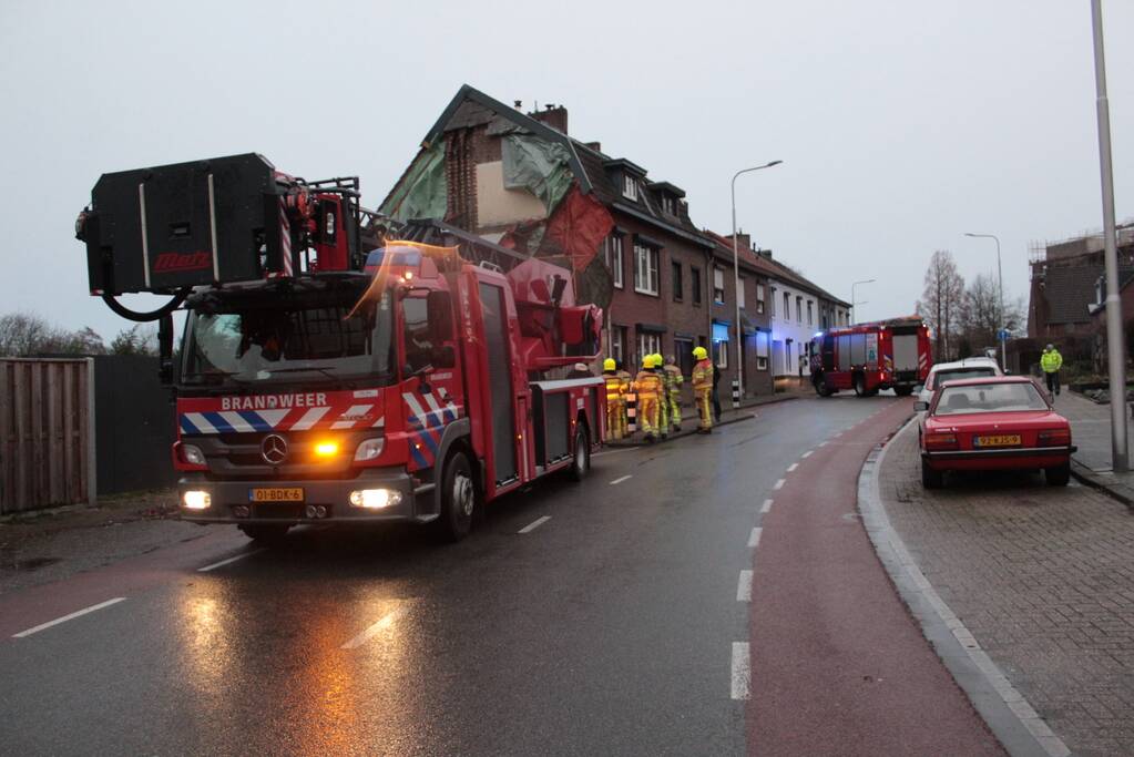 Deel muur in aanbouw op instorten door wind