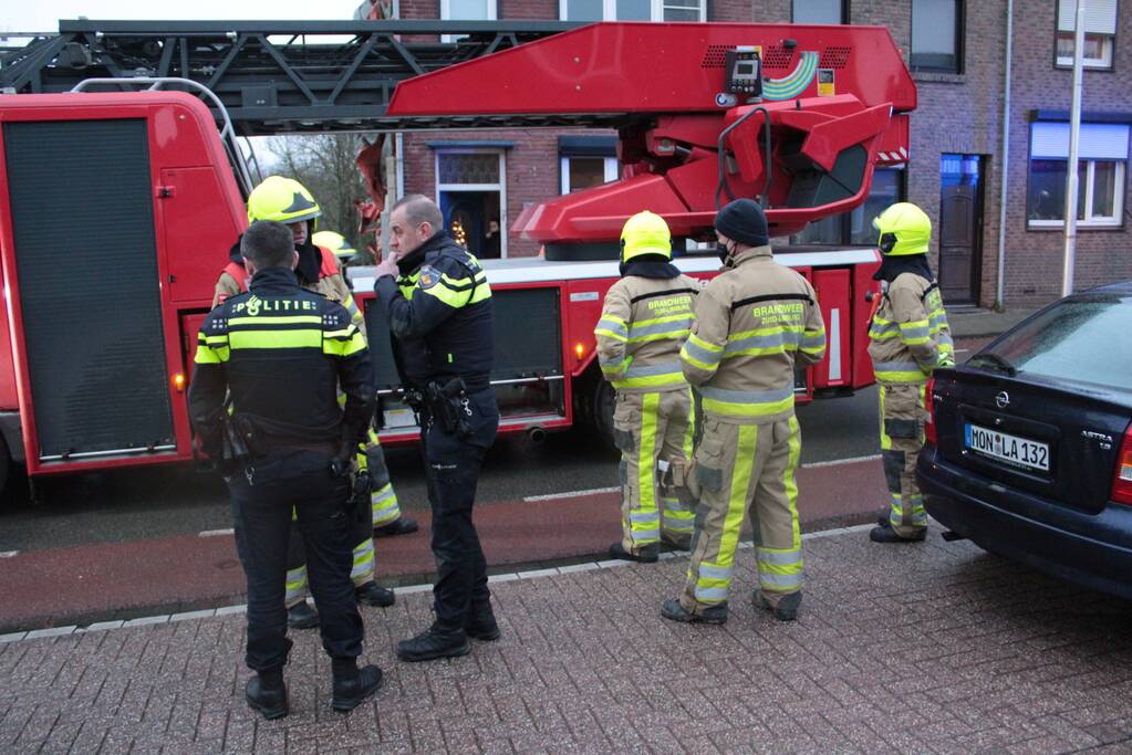 Deel muur in aanbouw op instorten door wind