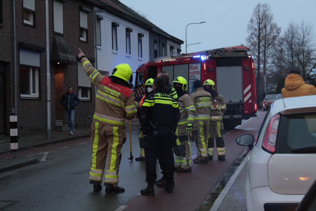 Deel muur in aanbouw op instorten door wind
