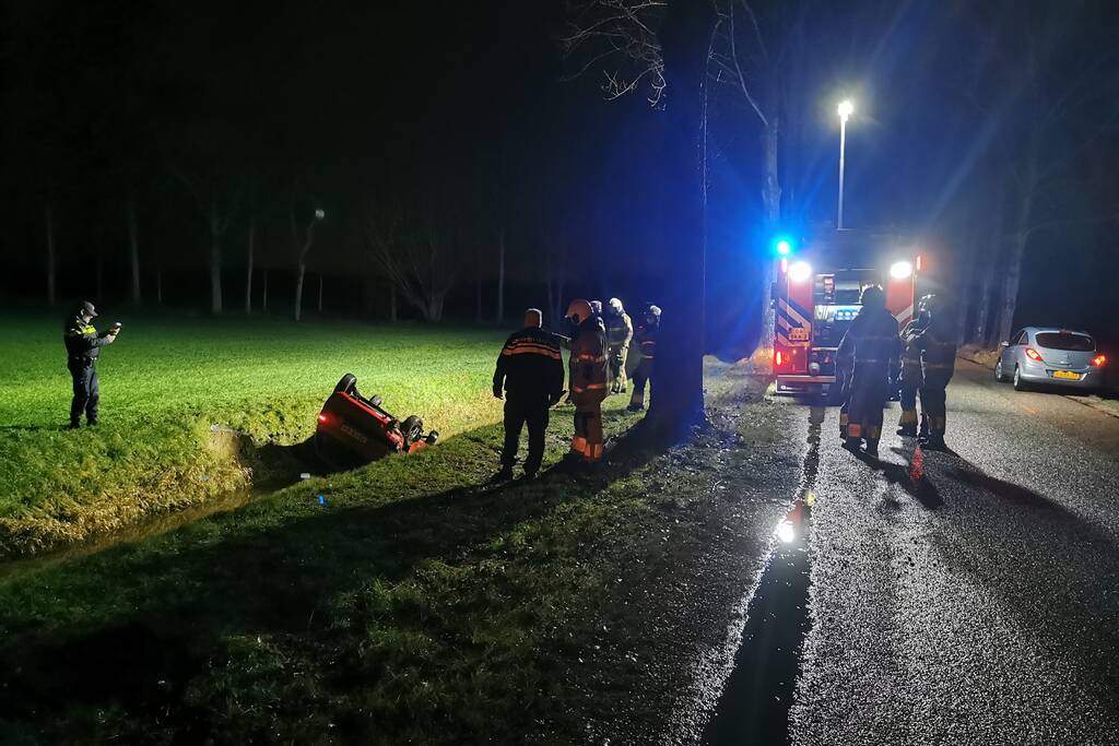 Auto belandt op kop in sloot