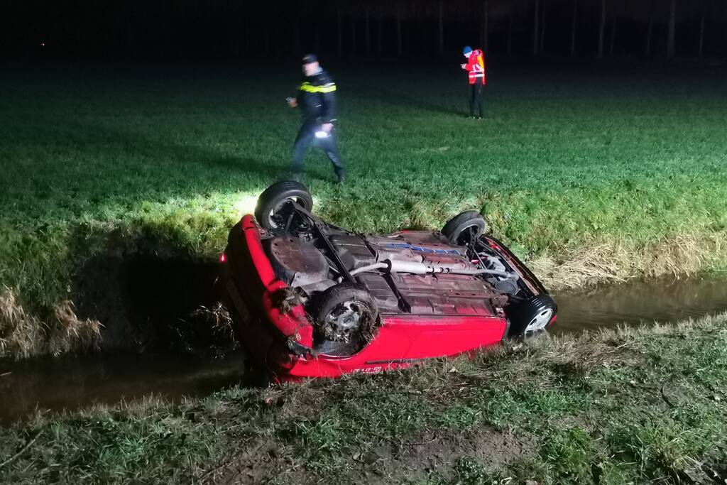 Auto belandt op kop in sloot