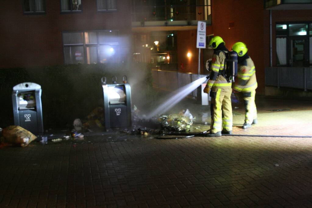 Rommel naast container in brand gevlogen