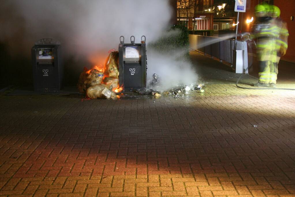 Rommel naast container in brand gevlogen
