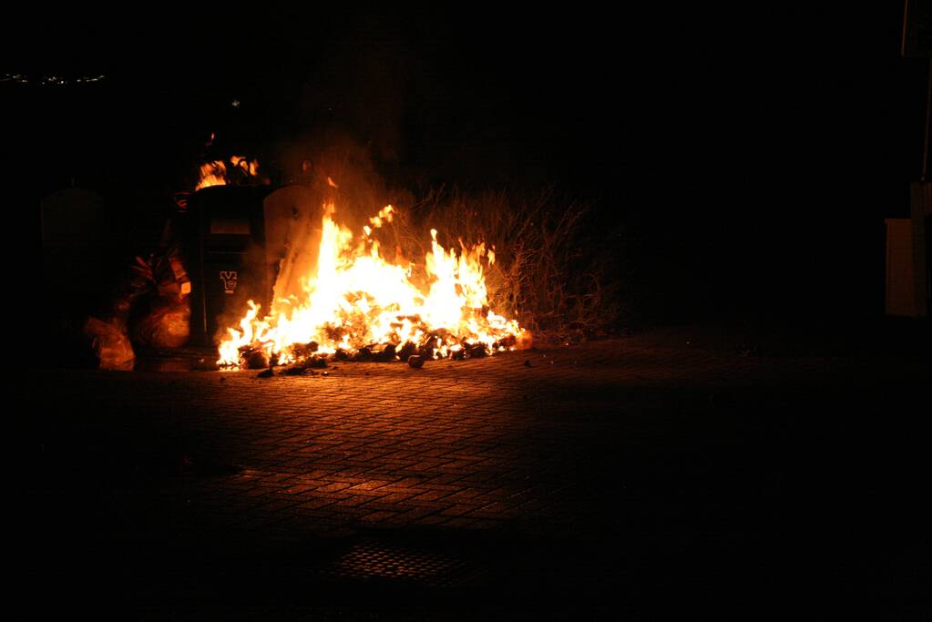 Rommel naast container in brand gevlogen