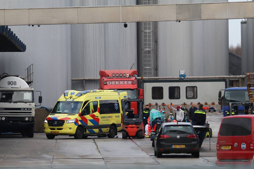 Traumahelikopter landt voor incident bij Dekker Tankopslag