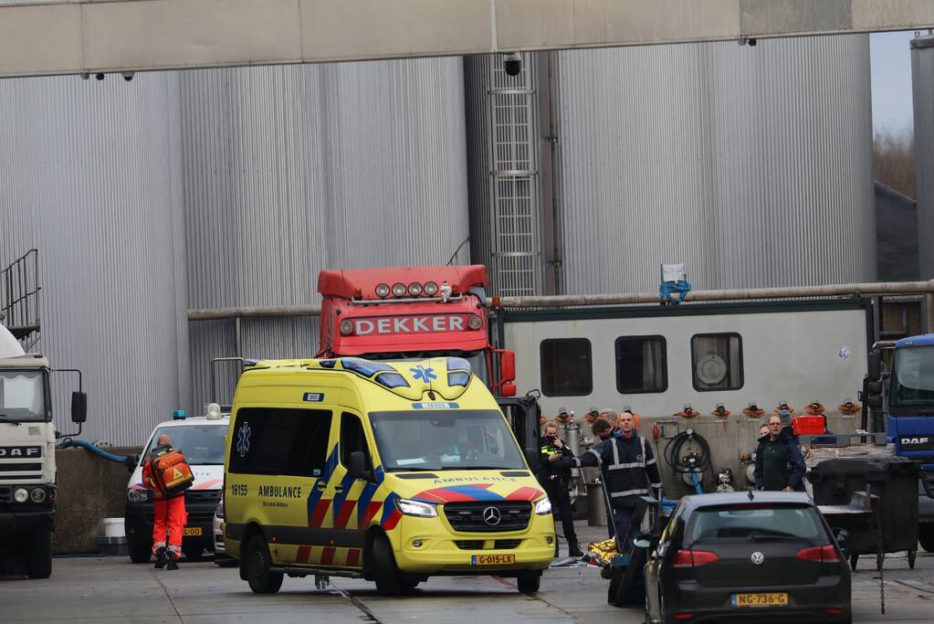 Traumahelikopter landt voor incident bij Dekker Tankopslag