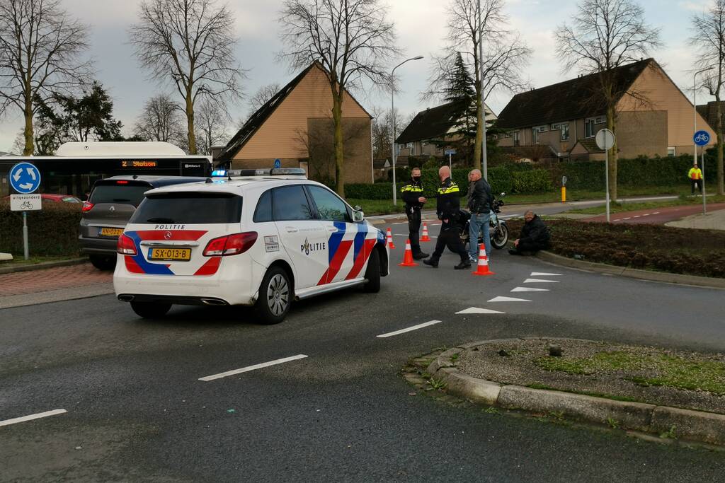 Motorrijder onderuit op rotonde