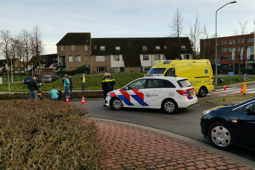 Motorrijder onderuit op rotonde