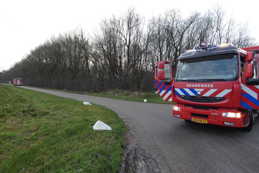 Mogelijke gaslekkage in berm langs weg