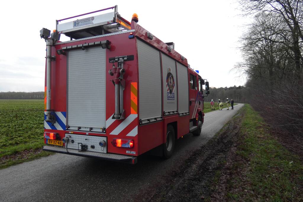 Mogelijke gaslekkage in berm langs weg