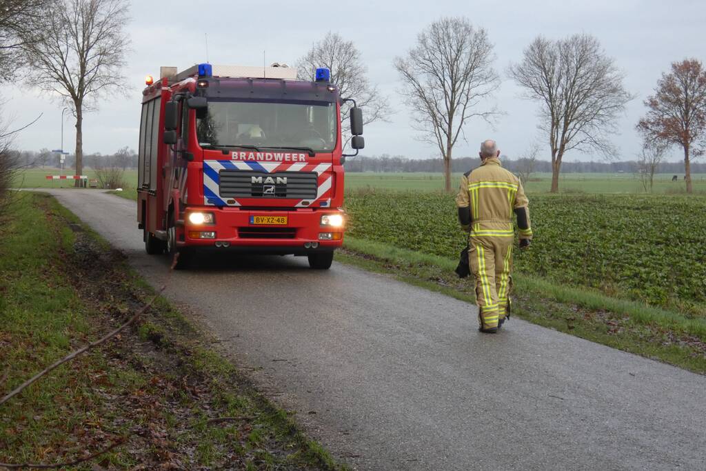 Mogelijke gaslekkage in berm langs weg