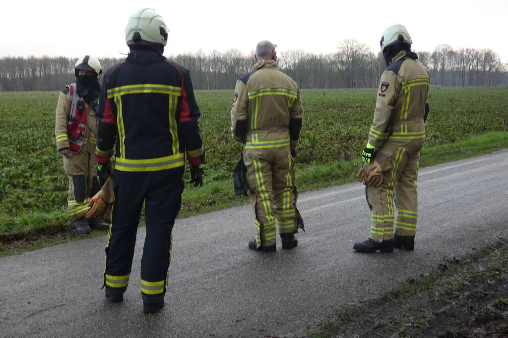 Mogelijke gaslekkage in berm langs weg