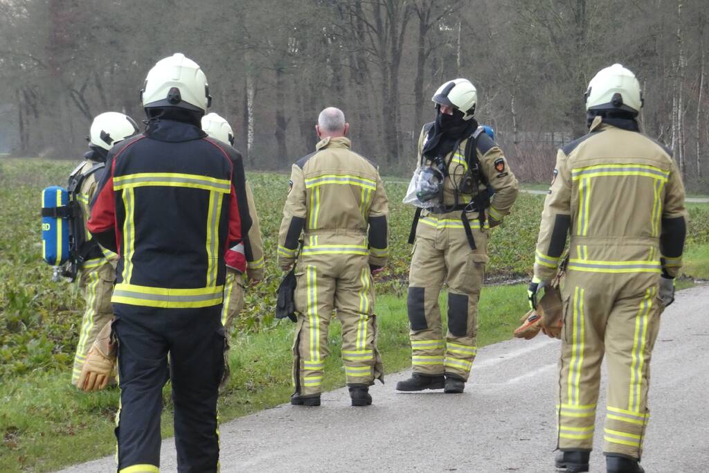 Mogelijke gaslekkage in berm langs weg