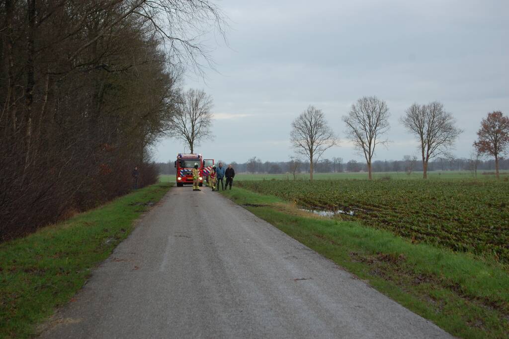 Mogelijke gaslekkage in berm langs weg