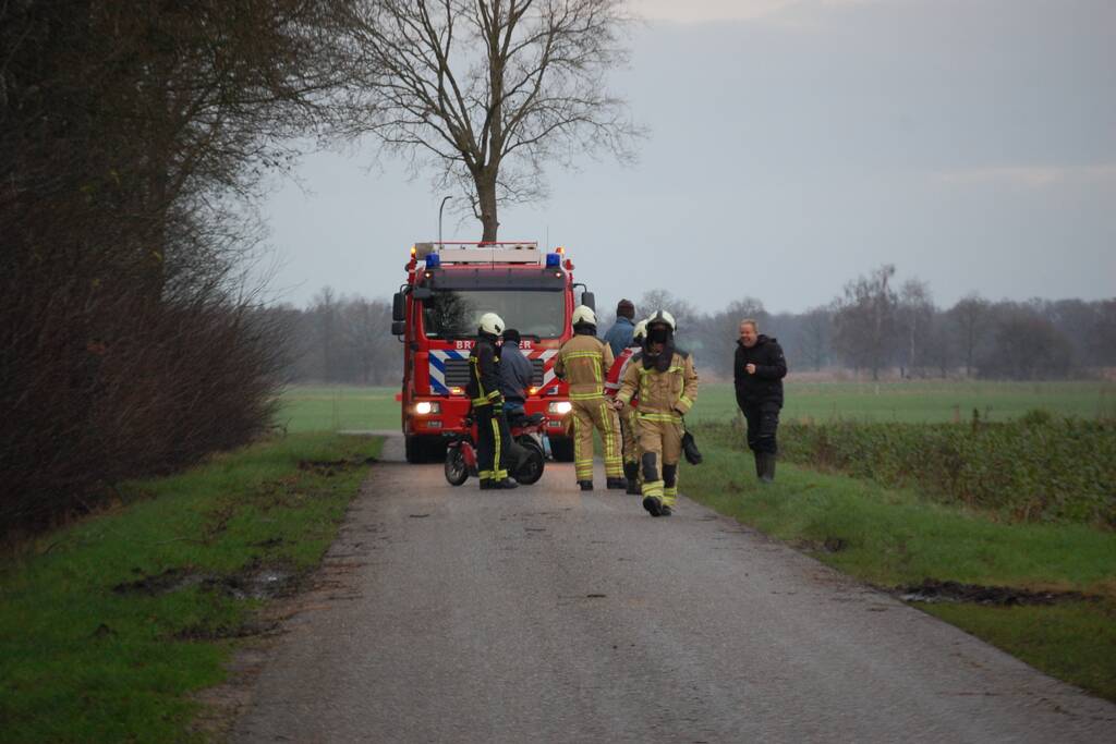 Mogelijke gaslekkage in berm langs weg