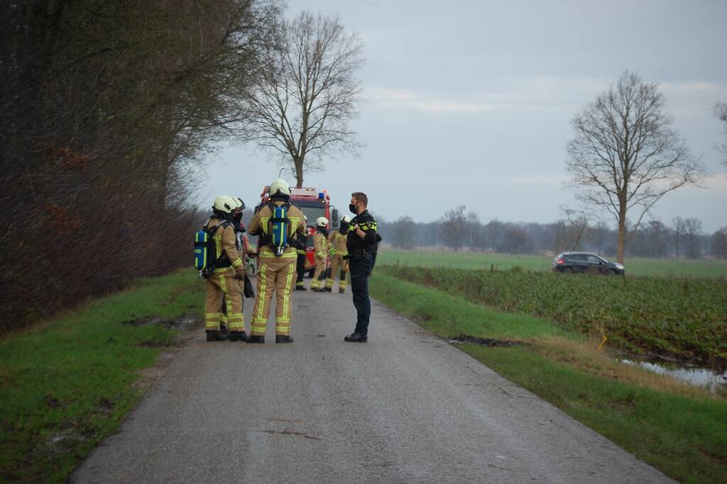 Mogelijke gaslekkage in berm langs weg