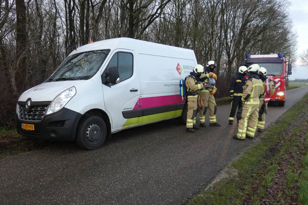 Mogelijke gaslekkage in berm langs weg
