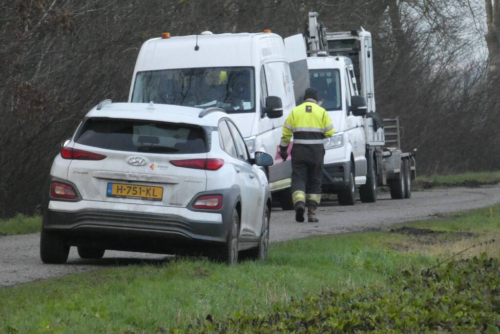 Mogelijke gaslekkage in berm langs weg