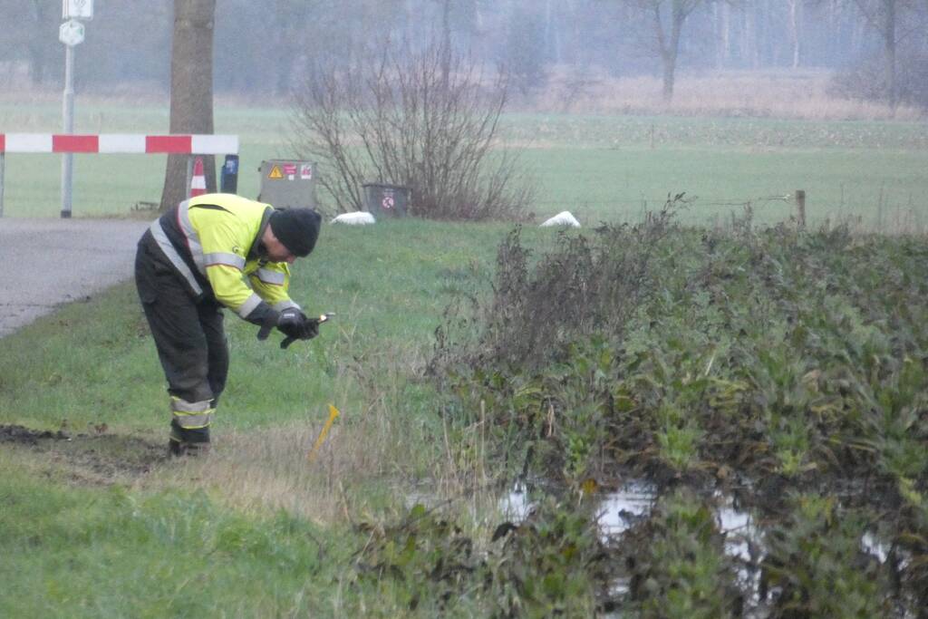 Mogelijke gaslekkage in berm langs weg