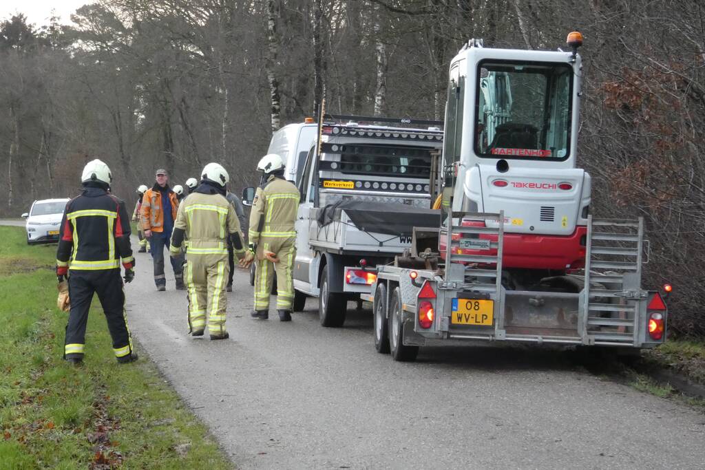 Mogelijke gaslekkage in berm langs weg