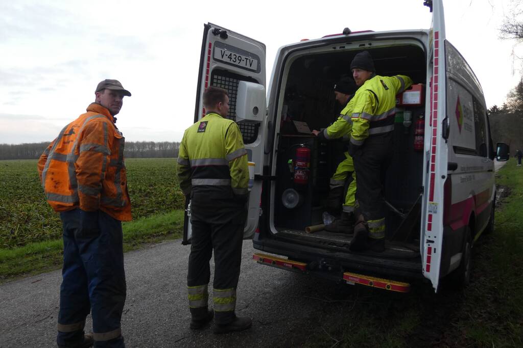 Mogelijke gaslekkage in berm langs weg