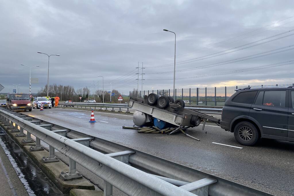 Aanhanger met vloeistof belandt op zijn kop