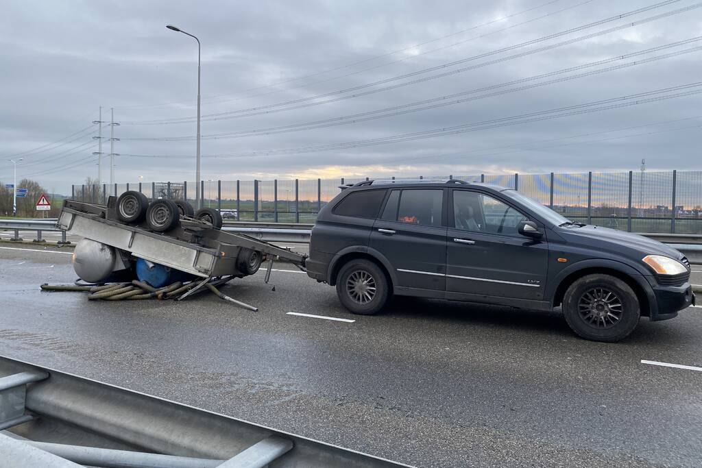 Aanhanger met vloeistof belandt op zijn kop