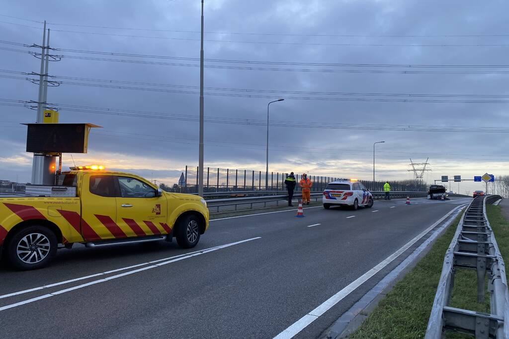 Aanhanger met vloeistof belandt op zijn kop