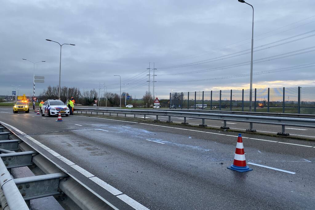 Aanhanger met vloeistof belandt op zijn kop